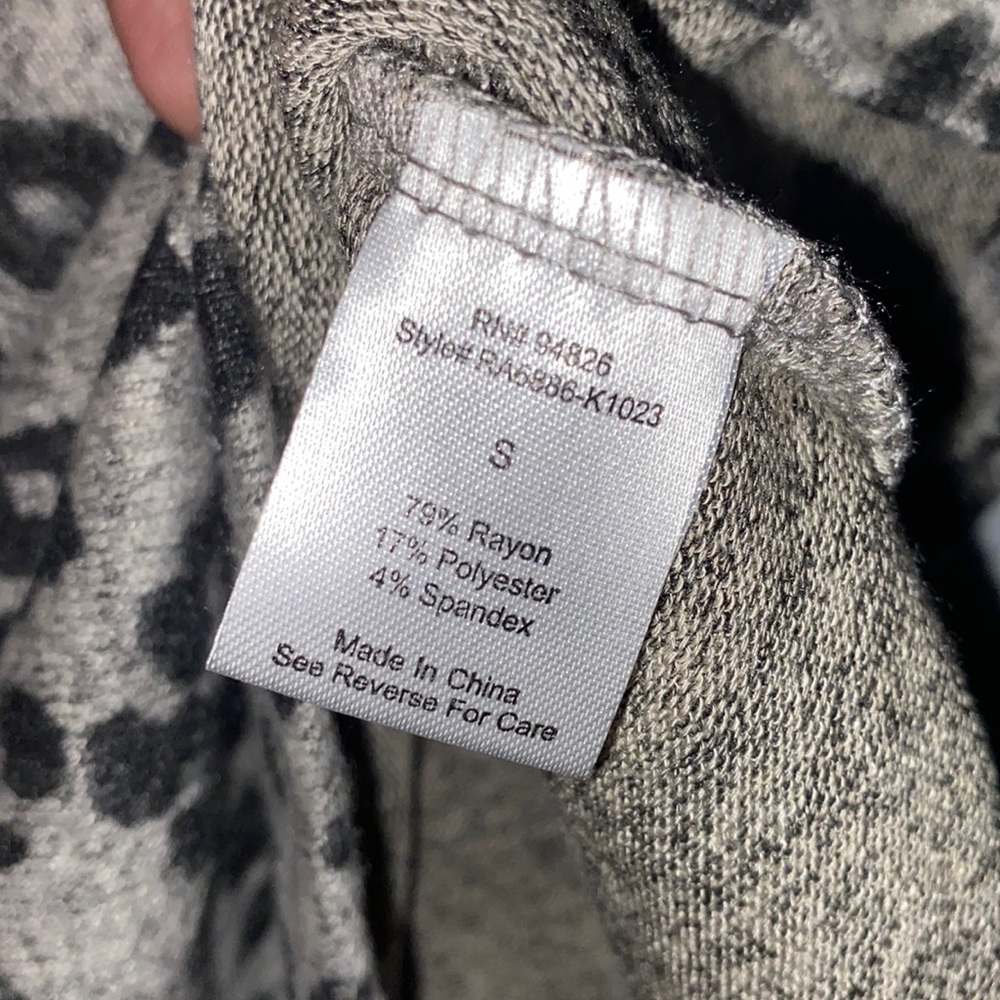 Long Sleeve Cut Out Grey leopard Shirt Size: S - Picture 4 of 4